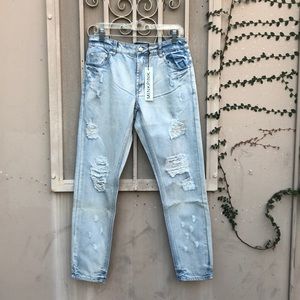 NEW WITH TAGS‼️ very trendy distressed jeans
